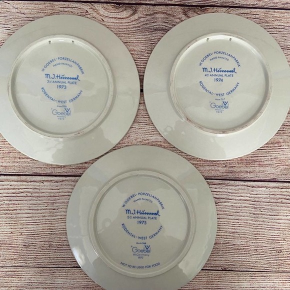 Set of 3 M.J. Hummel Plates - Picture 5 of 8